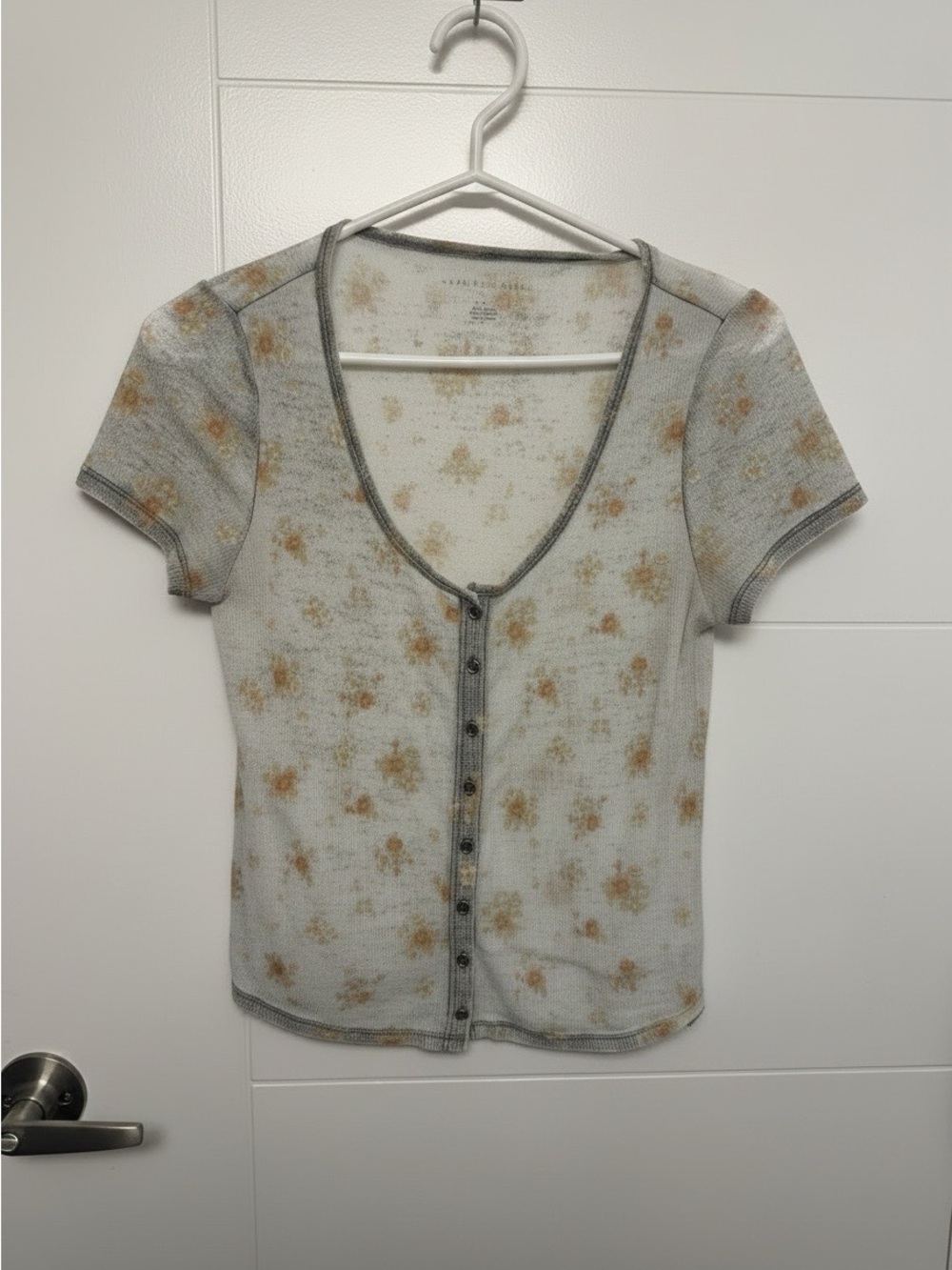 🌟MIX&MATCH: 4 for $25🌟 American Eagle Floral Waffle Knit Button Tee Size M - Picture 3 of 9